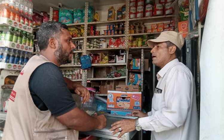 صناعة التواهي بعدن يُغلق منشأة تجارية بقرار نيابي ويُوجّه إنذارات للمتلاعبين بالأسعار في 7 مناطق بالمديرية