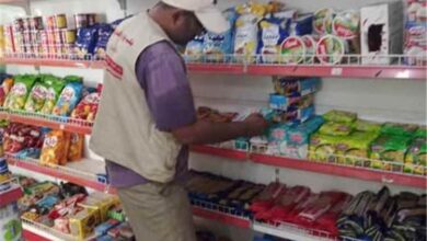 صناعة خورمكسر" بعدن يضبط مواد غذائية ومشروبات منتهية الصلاحية بـ "غازي علوان والعريش" ويُحيل المخالفين للجهات المختصة