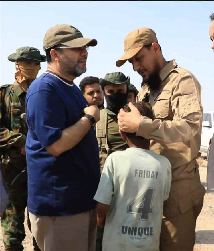 صورة تتحدث.. شيخ بين النازحين في عدن يتلمس احتياجاتهم ويؤكد أن العاصمة لن تتركهم وحدهم