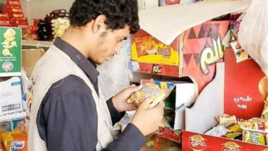 ضبط كميات من المواد الغذائية المنتهية الصلاحية في أسواق مأرب واتخاذ إجراءات بحق المخالفين