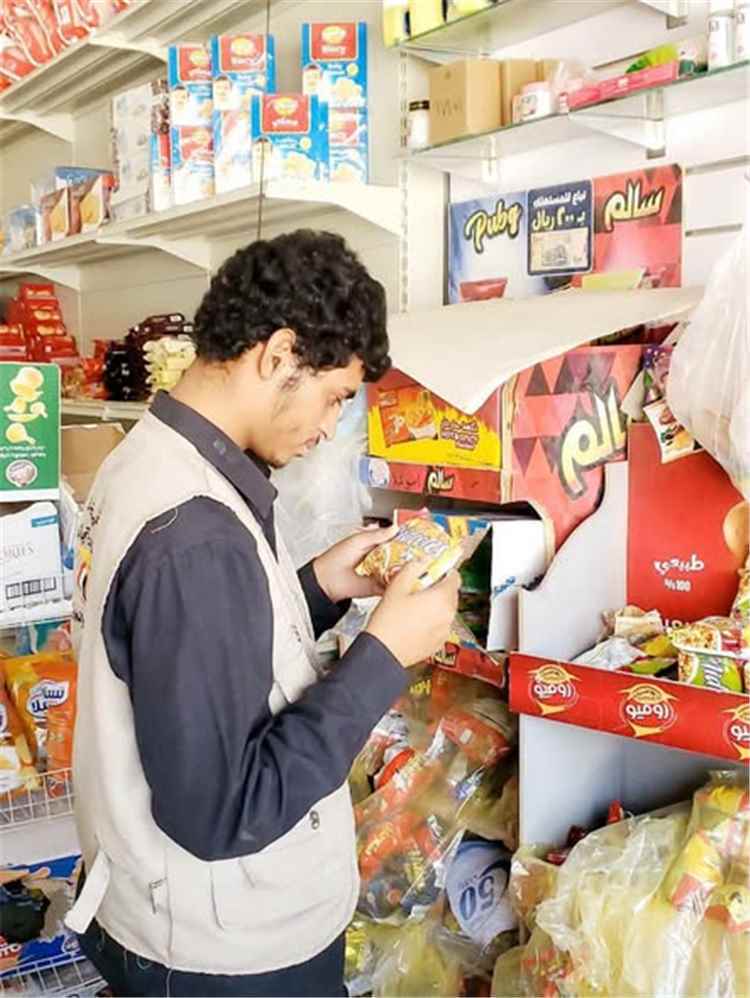 ضبط كميات من المواد الغذائية المنتهية الصلاحية في أسواق مأرب واتخاذ إجراءات بحق المخالفين
