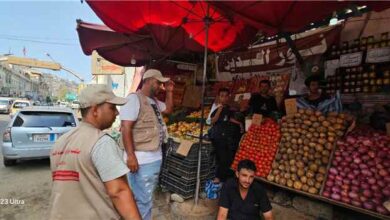 ضبط مخالفة زيادة أسعار ويُكثّف جولات التفتيش على الأسواق والمخابز