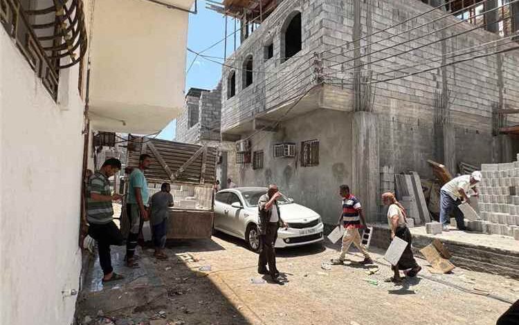 ضبط مواد بناء مخالفة لاستحداث بناء عشوائي في منطقة اللسان بمديرية صيرة بعدن