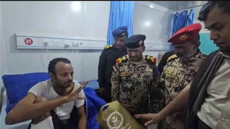 طارق صالح يوجّه برعاية مضاعفة لجرحى معارك الساحل ونقل المحتاجين للعلاج خارج اليمن