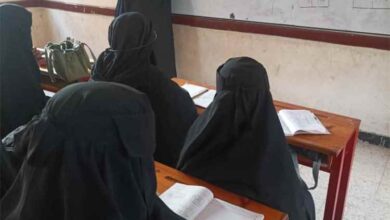 طالبات محو الأمية بالشيخ عثمان يواصلن مسيرة التعليم.. ودعوة للراغبات إلى التسجيل
