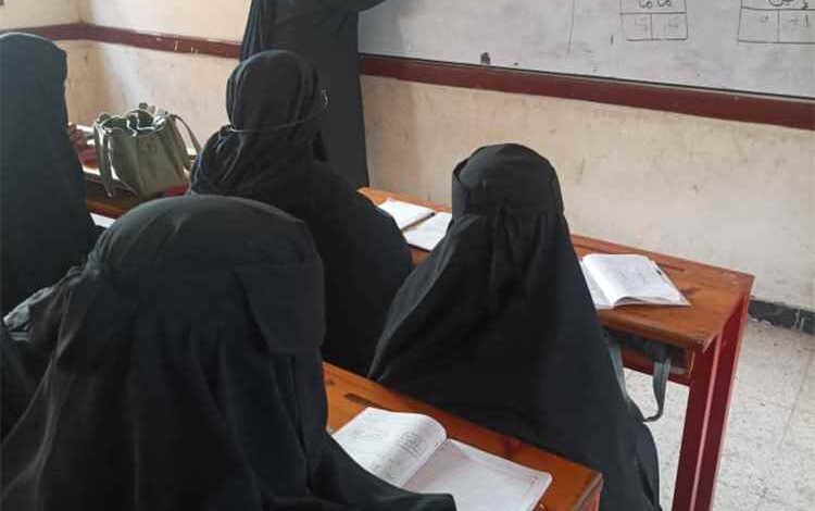 طالبات محو الأمية بالشيخ عثمان يواصلن مسيرة التعليم.. ودعوة للراغبات إلى التسجيل