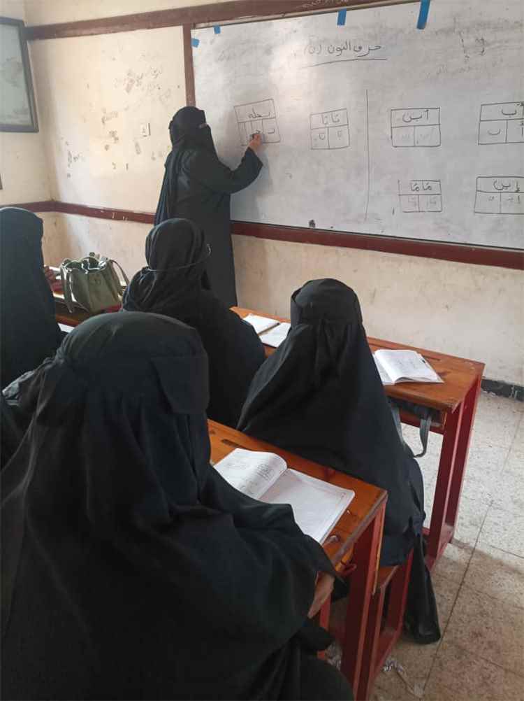 طالبات محو الأمية بالشيخ عثمان يواصلن مسيرة التعليم.. ودعوة للراغبات إلى التسجيل