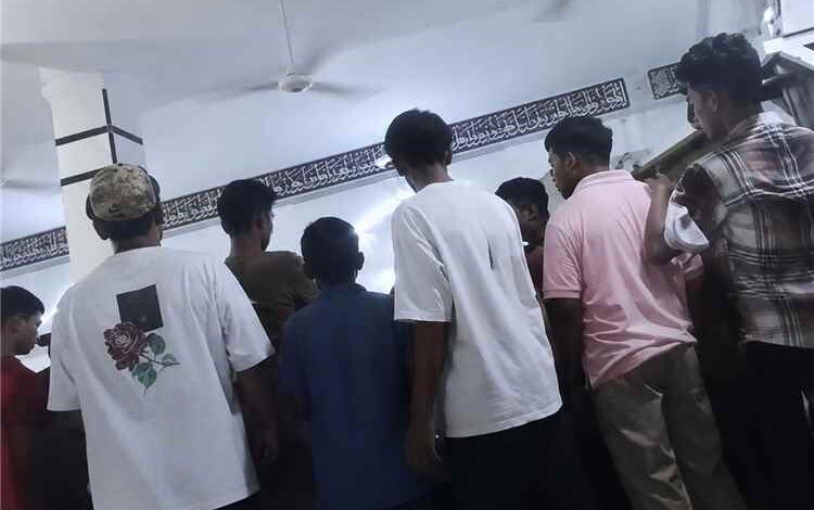عاجل|مسلح يهدد بتفجير قنبلة داخل مسجد النور في كريتر بعدن