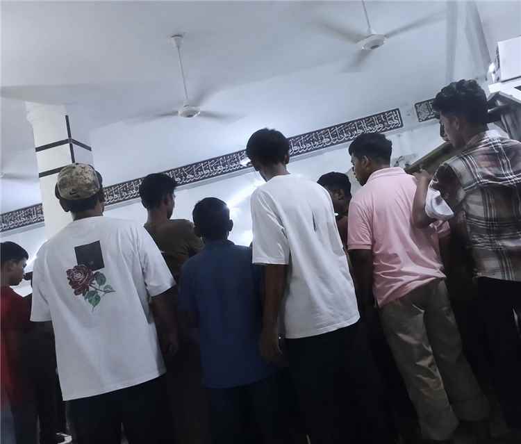 عاجل|مسلح يهدد بتفجير قنبلة داخل مسجد النور في كريتر بعدن