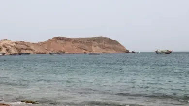 عبث الحوثي في باب المندب.. كيف يهدد أحد أهم شرايين التجارة العالمية؟