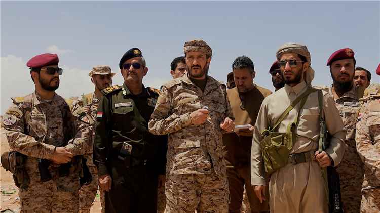 عثمان مجلي يتفقد مواقع الفرقة الرابعة طوارئ في كتاف ويشيد بجاهزية القوات والمرابطين