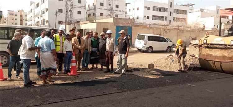 عدن.. اليزيدي يدشن سفلتة طريق جولة البيرق – شرطة كابوتا بطول 1200 متر