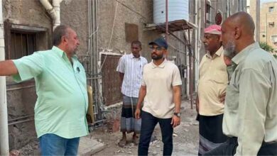عدن .. بن جرادي وحداد يطلعان على معالجة طفح مياه الصرف الصحي في احياء السكنية - وسالم علي بمديرية صيرة
