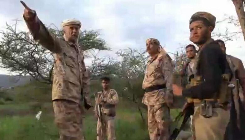 عضو اللجنة العسكرية العليا يتفقد الخطوط الأمامية في تعز ويشيد بالروح القتالية العالية