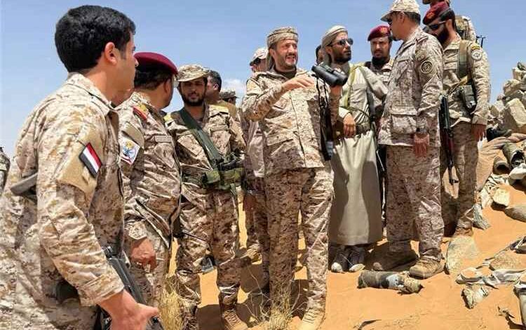 عضو مجلس القيادة الرئاسي عثمان مجلي يزور الفرقة الرابعة طوارئ في محوري كتاف والبقع