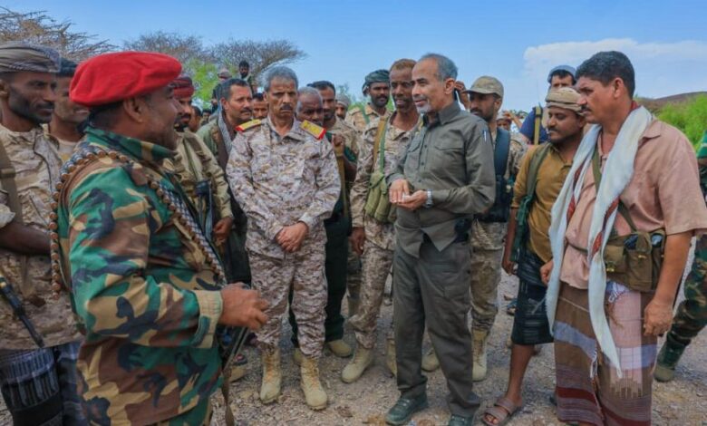 عضو مجلس القيادة الصبيحي يتفقد ابطال القوات المسلحة في الخطوط الأمامية لجبهتي باب المندب وطور الباحة