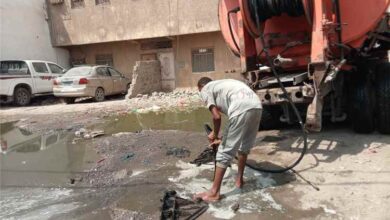 فرق الصرف الصحي تنفذ أعمالًا ميدانية واسعة لفتح الانسدادات وشفط مياه الصرف في خمس مديريات بعدن