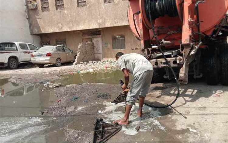 فرق الصرف الصحي تنفذ أعمالًا ميدانية واسعة لفتح الانسدادات وشفط مياه الصرف في خمس مديريات بعدن