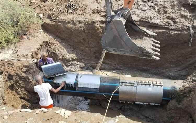 فرق مؤسسة مياه عدن تنهي أعمال إصلاح كسر بخط رئيسي بالقرب من جولة كالتكس بالمنصورة