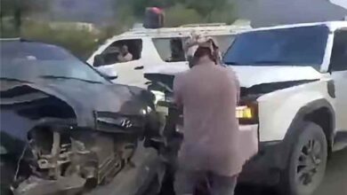 فريق قناتي "العربية" و"الحدث" ينجو من حادث سير مفاجئ غرب تعز