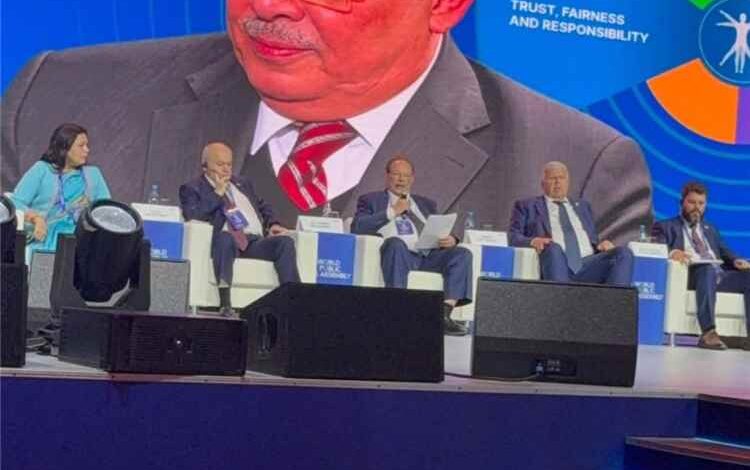 في ختام مؤتمر «جمعية شعوب العالم» بموسكو.. تكريم الرئيس علي ناصر محمد تقديرًا لجهوده في بناء السلام