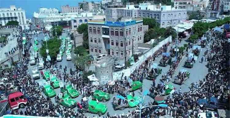 في يوم واحد.. الحوثيون يشيّعون 73 عنصراً بينهم 25 ضابطاً