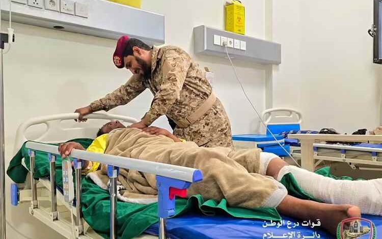 قائد الفرقة الثالثة يتفقد الجرحى ويشيد بتضحياتهم