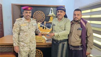 قائد خفر السواحل بحضرموت يكرّم ملتقيي صابر وطالب رزق تقديراً لجهودهما التطوعية بشحير