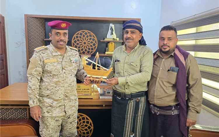 قائد خفر السواحل بحضرموت يكرّم ملتقيي صابر وطالب رزق تقديراً لجهودهما التطوعية بشحير