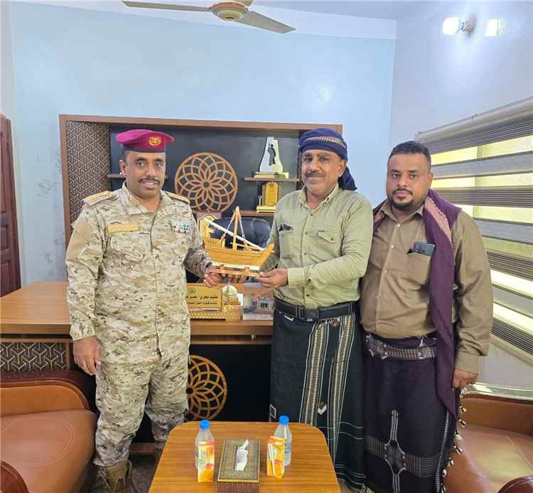 قائد خفر السواحل بحضرموت يكرّم ملتقيي صابر وطالب رزق تقديراً لجهودهما التطوعية بشحير