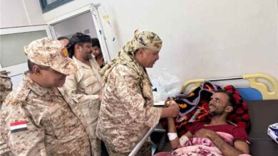 قائد محور تعز يزور جرحى الجيش والمقاومة في المستشفيات