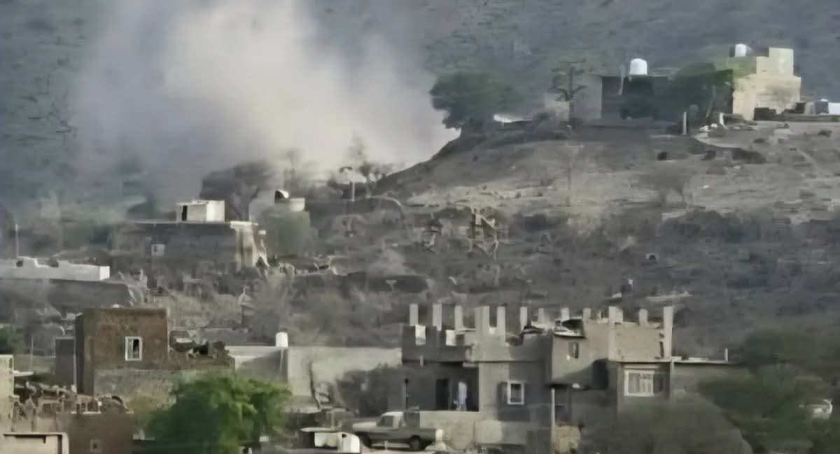 قذائف الحوثيين تهزّ أحياء الضالع.. قصف مدفعي يستهدف قرية أدمة في مريس ويُلحق أضراراً بممتلكات المواطنين الضالع –