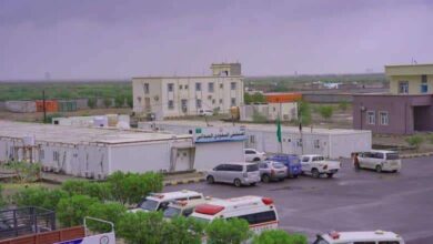 قصف حوثي يستهدف محيط المجمع الطبي في المخا