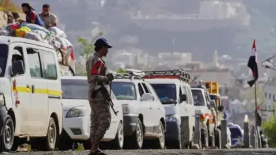 قوات الشرعية تتقدم في تعز وتفكك خلية تجسس حوثية وسط نزوح آلاف الأسر