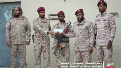 قيادة الفرقة الثانية تكرم أفراد اللواء الثاني بنقطة الغرف تقديراً ليقظتهم وانضباطهم الأمني