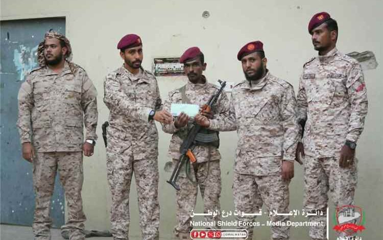 قيادة الفرقة الثانية تكرم أفراد اللواء الثاني بنقطة الغرف تقديراً ليقظتهم وانضباطهم الأمني