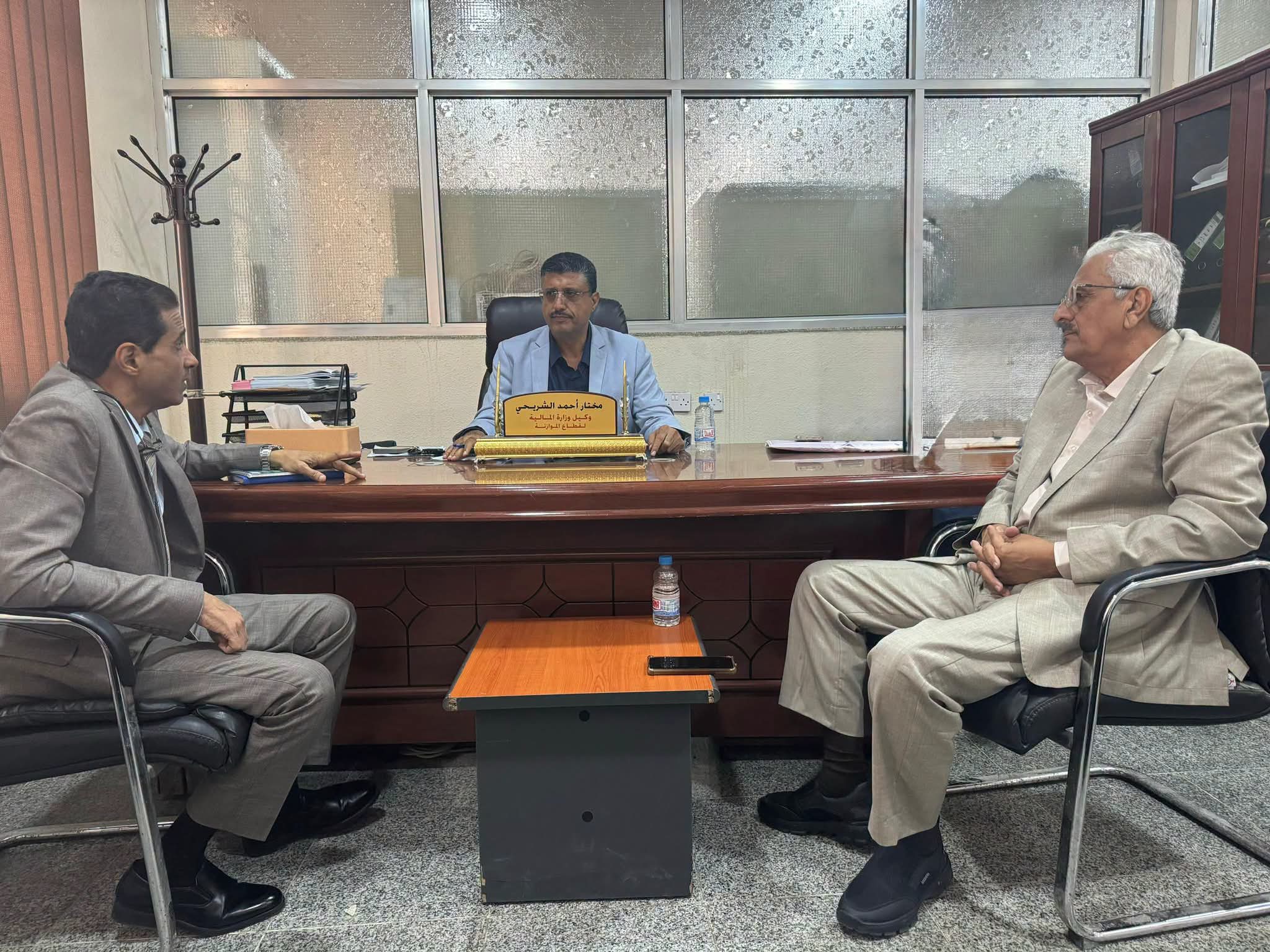 قيادة حضرموت تبحث مع وزارة المالية حصة المحافظة ورواتب المتعاقدين