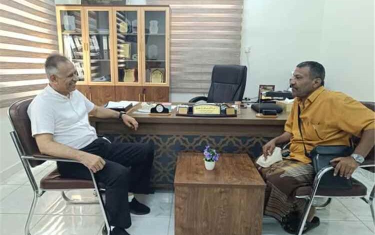 كاتب وصحفي يزور مدير عام التعليم الفني بعدن ويشيد بجهود إعادة تنشيط المعاهد