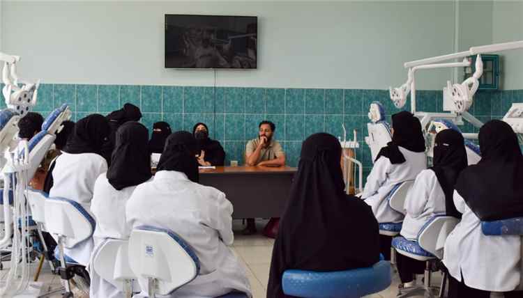 كلية طب الأسنان بجامعة عدن تدشّن العام الدراسي الجديد 2026–2027