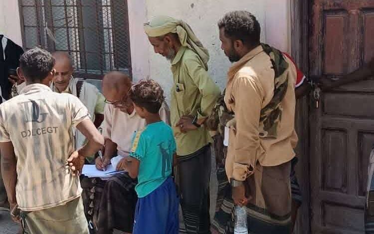 لحج : لتفقد أوضاع نازحي الحرب.. نزول ميداني لمسؤولي السلطة المحلية والوحدة التنفيذية إلى المضاربة ورأس العارة