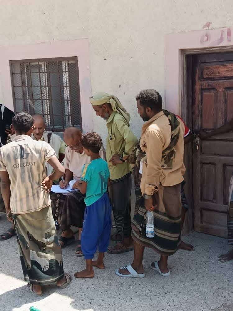 لحج : لتفقد أوضاع نازحي الحرب.. نزول ميداني لمسؤولي السلطة المحلية والوحدة التنفيذية إلى المضاربة ورأس العارة