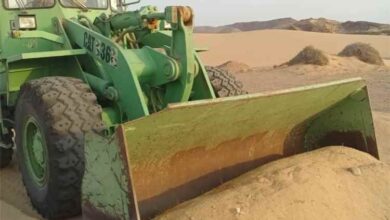 لليوم الثالث.. تواصل أعمال إزالة الكثبان الرملية من خط الحامية بمديرية رضوم