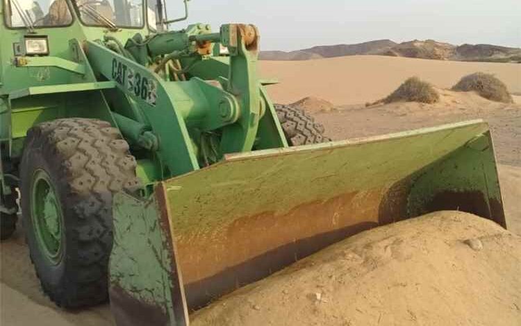 لليوم الثالث.. تواصل أعمال إزالة الكثبان الرملية من خط الحامية بمديرية رضوم
