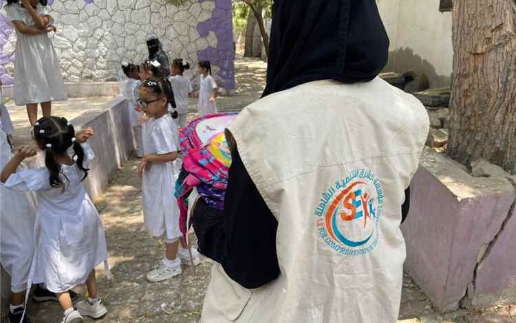 مؤسسة الشرق للتنمية الشاملة تنفذ مبادرة "نبنيهم بالعلم" وتوزع حقائب مدرسية على طلاب محتاجين بعدن