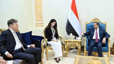 مجلي يفتح مع واشنطن معركة خنق الحوثيين.. تحرك لقطع شريان السلاح والمال الإيراني وتأمين باب المندب