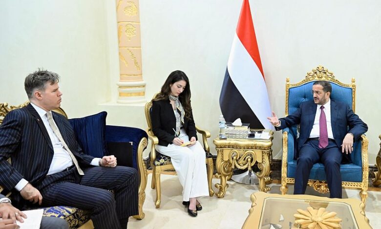مجلي يفتح مع واشنطن معركة خنق الحوثيين.. تحرك لقطع شريان السلاح والمال الإيراني وتأمين باب المندب