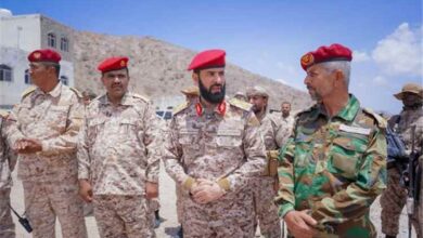 محافظ أبين خلال تفقده جبهة ثرة وأمحلحل واللواء 255 مشاه: لن نتراجع حتى دحر المليشيات الحوثية واستعادة مؤسسات الدولة