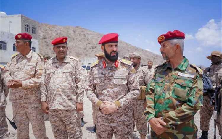 محافظ أبين خلال تفقده جبهة ثرة وأمحلحل واللواء 255 مشاه: لن نتراجع حتى دحر المليشيات الحوثية واستعادة مؤسسات الدولة