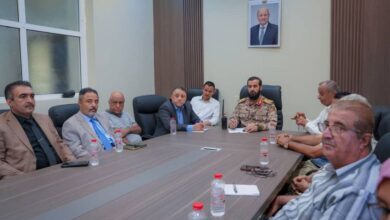 محافظ أبين يترأس اجتماعًا موسعًا للسلطة المحلية والمكتب التنفيذي ويؤكد رفع الجاهزية الأمنية والخدماتية