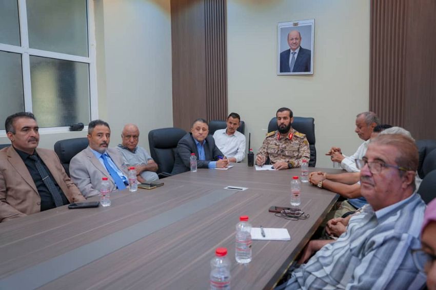 محافظ أبين يترأس اجتماعًا موسعًا للسلطة المحلية والمكتب التنفيذي ويؤكد رفع الجاهزية الأمنية والخدماتية